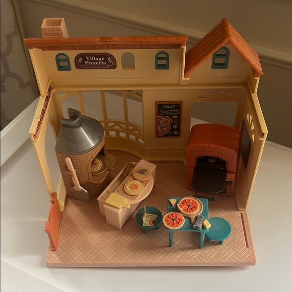 Calico Critters Pizzeria 🍕 - Picture 1 of 3